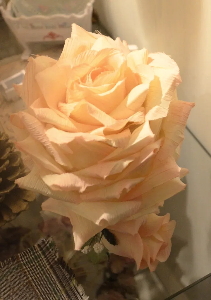 Rose Victoria, a single sculpted rose candle