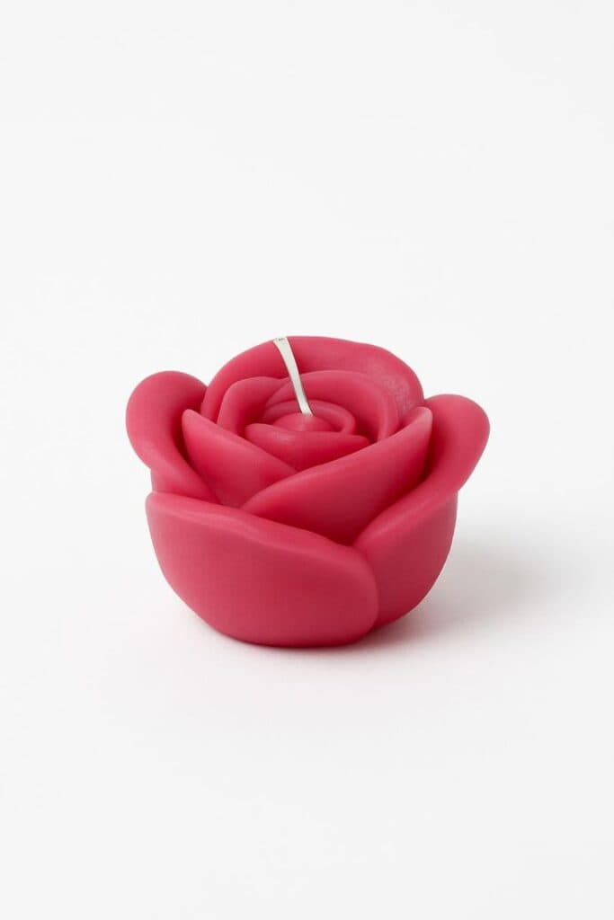 Nocturne: Roses de cire rouge profond et trois bougies en verre