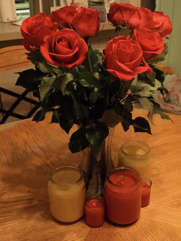 Bouquet Nocturne de roses rouge profond avec bougies en verre